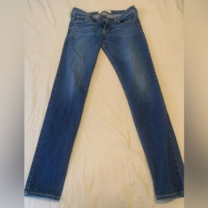 Women’s Hollister low rise skinny jeans.